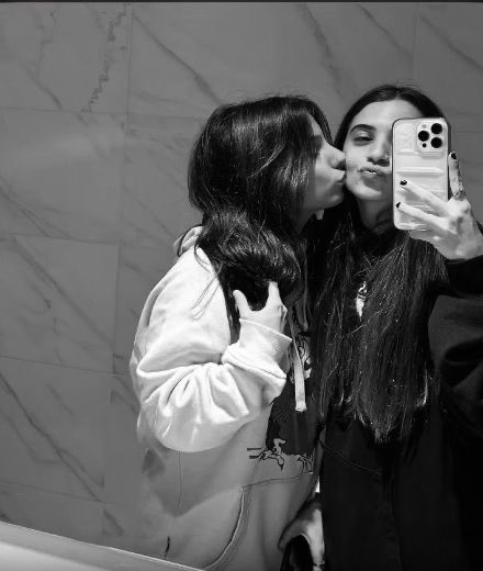 faithbrisa's tweet photo. m puse a buscar la foto y no la encontré pero encontré MILLONES de fotos iguales a esa en la misma pose qkekke es increíble el tiempo pasa y lo único que cambia en sus caras es el color de pelo https://t.co/ZcHgQ0mxF0