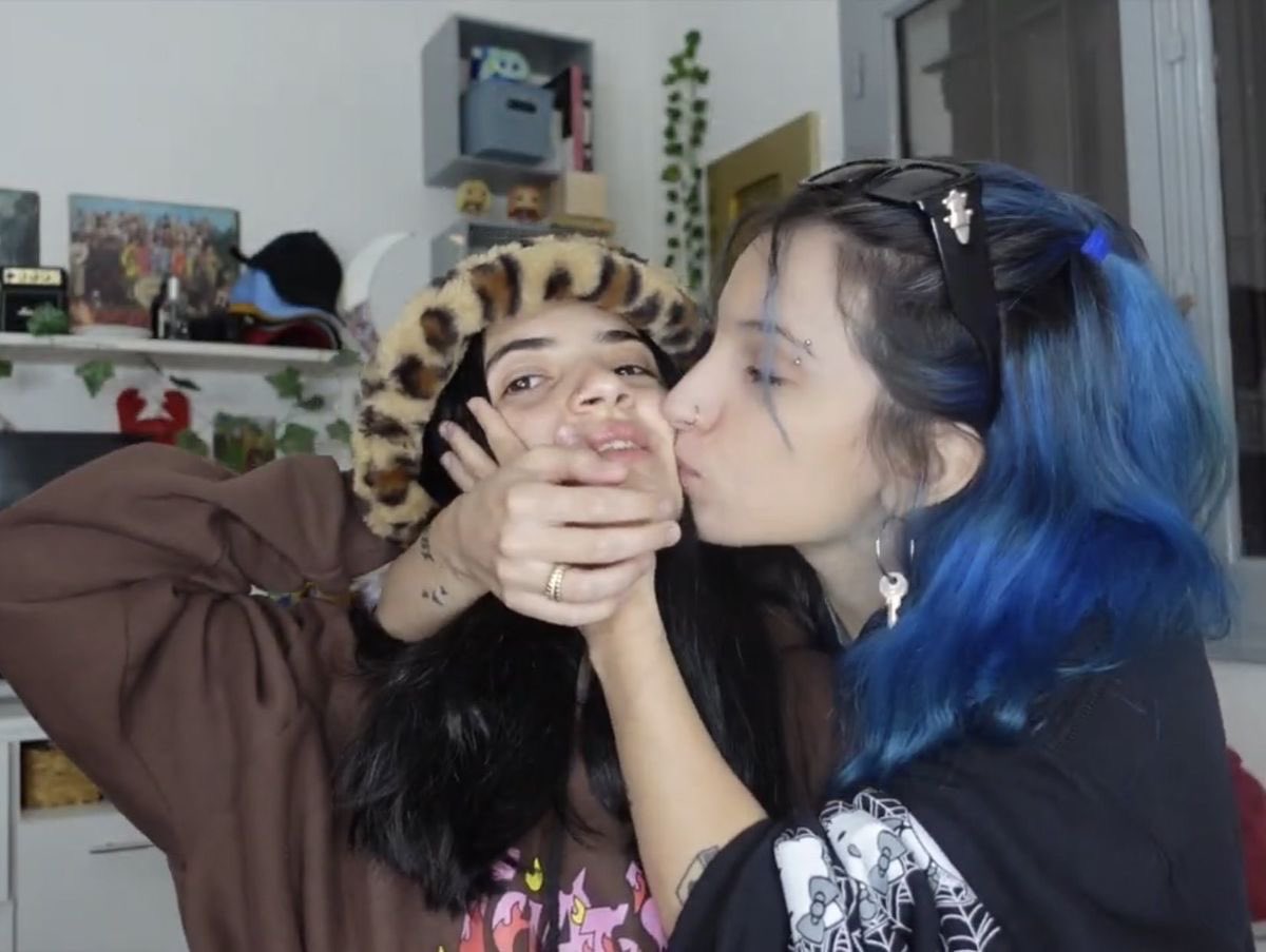 faithbrisa's tweet photo. m puse a buscar la foto y no la encontré pero encontré MILLONES de fotos iguales a esa en la misma pose qkekke es increíble el tiempo pasa y lo único que cambia en sus caras es el color de pelo https://t.co/ZcHgQ0mxF0