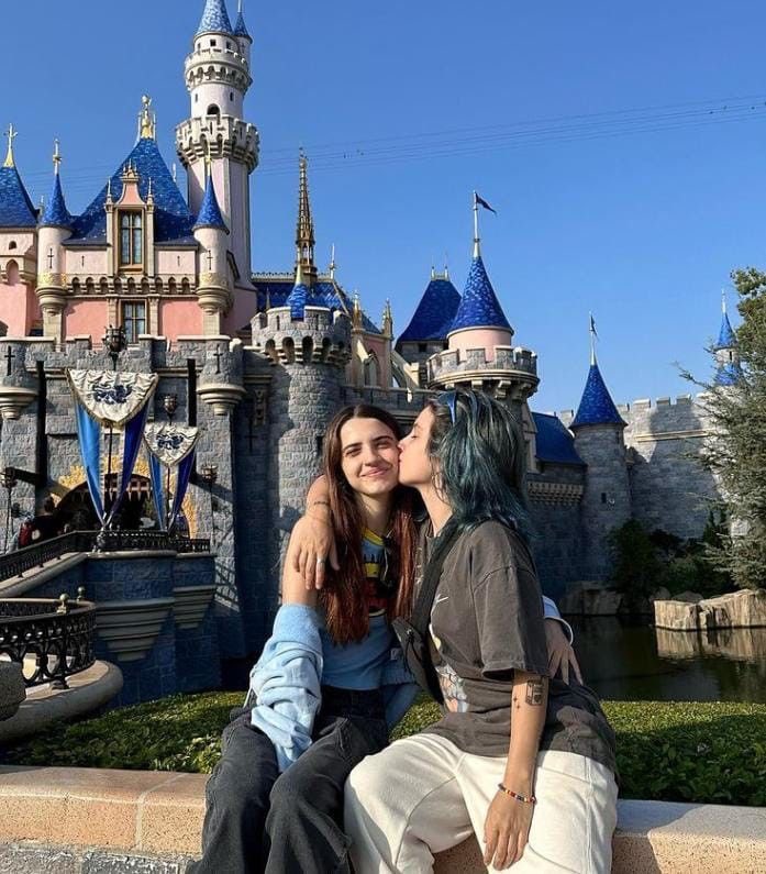 faithbrisa's tweet photo. m puse a buscar la foto y no la encontré pero encontré MILLONES de fotos iguales a esa en la misma pose qkekke es increíble el tiempo pasa y lo único que cambia en sus caras es el color de pelo https://t.co/ZcHgQ0mxF0