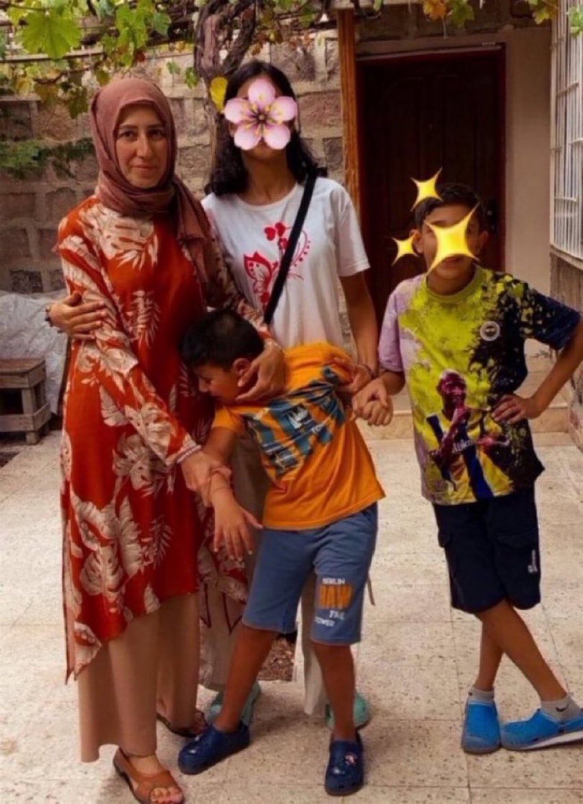 TutsakBebekler's tweet photo. Fen bilgisi öğretmeni ve 3 çocuk annesi Venhar Can, 2 Kasım 2025'ten beri tutuklu.
Babası 7 yıl cezaevinde kalan 8 yaşındaki en küçük oğlu İhsan, doğuştan %95 zihinsel ve fiziksel engelli. Annesine olan bağımlılığı hayati önem taşıyor.  
AİHM'nin 2023 Yalçınkaya ve 2026 Yasak kararlarıyla hukuksuzluğu tescillenen bu yargılamalar yüzünden engelli bir çocuk annesiz bırakılıyor.  
@MSTanrikulu