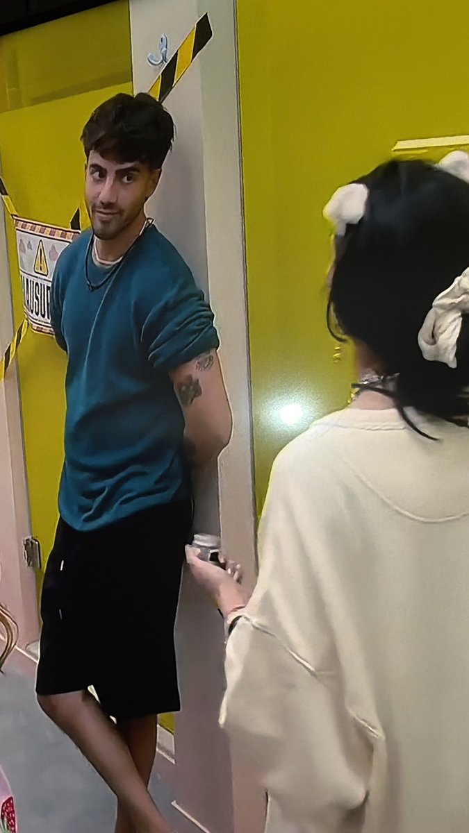 renataariveraa's tweet photo. Fede sigue platicando con Arantza mientras ella termina de hacerse la rutina de skincare jdksjs 

#LaCasaDeLosFamososmx https://t.co/5mEqQiRkQy