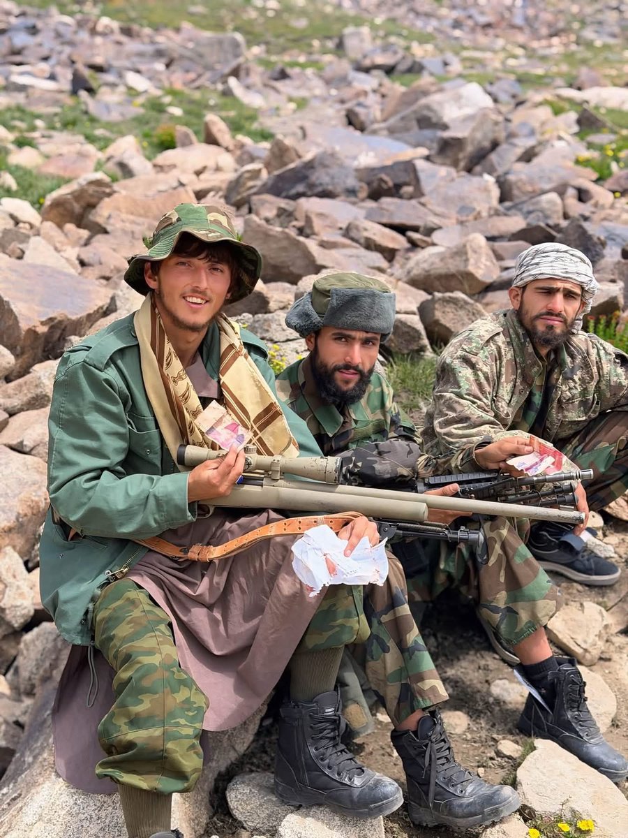 Mena_Ah01's tweet photo. بدخشان :
طالبان در جیب افراد کشته‌شده، کلدار پاکستانی کشف شد
طالبان اعلام کردند که در جیب افراد کشته‌شده‌ای که به گفته آنان از چترال وارد بدخشان شده بودند، پول کلدار پاکستانی یافت شده است؛ موضوعی که این گروه آن را نشانه حمایت پاکستان از این افراد عنوان کرده است. https://t.co/VUfak5umOY