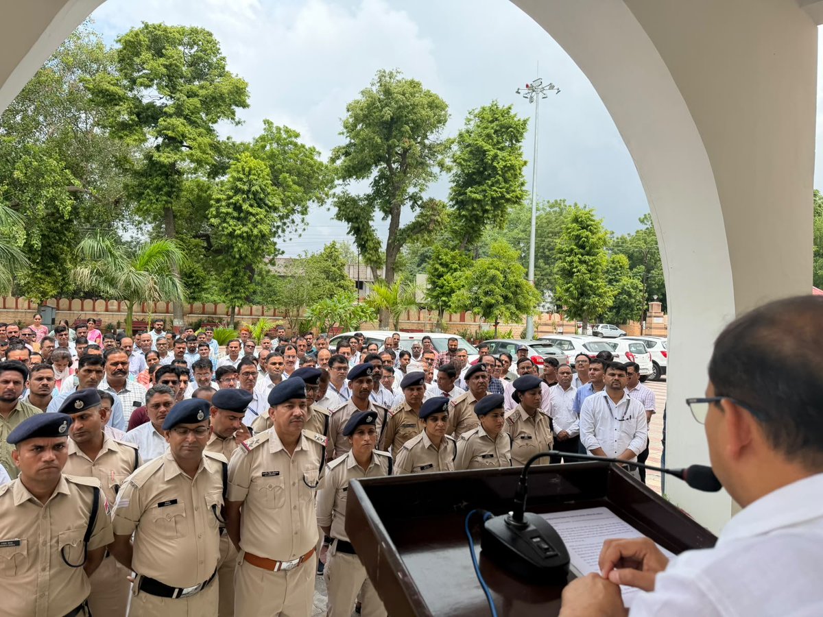 DRMJodhpurNWR's tweet photo. आज मंडल कार्यालय परिसर में कारगिल युद्ध के अमर शहीदों को श्रद्धापूर्वक नमन करते हुए रेल अधिकारियों एवं कर्मचारियों ने पुष्पांजलि अर्पित की। इस अवसर पर उपस्थित सभी अधिकारियों एवं कर्मचारियों ने शहीदों के अदम्य साहस, शौर्य और सर्वोच्च बलिदान को स्मरण किया।
@NWRailways https://t.co/aHbezKQcMM