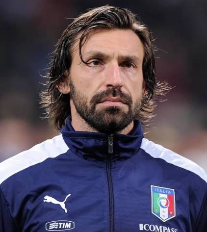 RivistaLaFionda's tweet photo. In Italia e in Europa esistono linee rosse che non possono essere valicate.
La linea più stringente e sorvegliata, oggi, passa per il conflitto in Ucraina e la necessità del riarmo.
La regola è semplice: ti è concessa la critica, ma solo finché resta confinata in una bolla minoritaria e inoffensiva. Se però quella posizione buca lo schermo e acquista rilievo pubblico-politico, scattano i dispositivi inquisitori della nuova caccia alle streghe.
Il caso Pirlo è solo l’ennesima dimostrazione di un meccanismo che oggi si traduce in epurazione, silenziamento, demonizzazione, censura, autocensura, minacce alla carriera lavorativa e marginalizzazione politica. Domani, chissà.