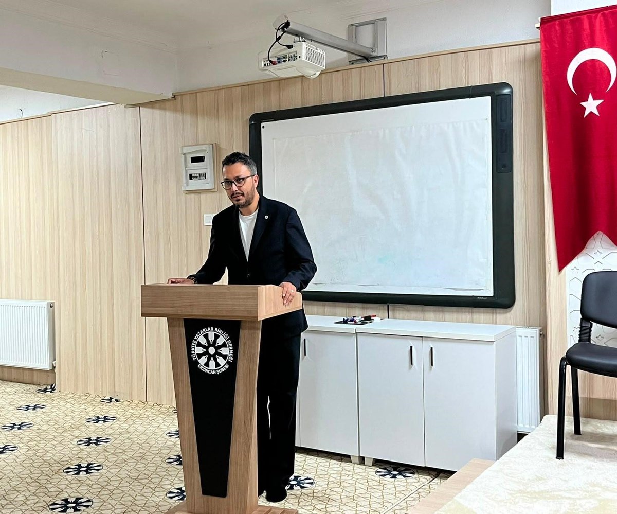 TYB1978's tweet photo. TYB İkinci 50. Yıla Hazırlanıyor

Merhum D. Mehmet Doğan’ın aziz hatırasının da yâd edildiği toplantıda, Türkiye’nin kültür, sanat, edebiyat ve düşünce dünyasına sunulacak katkılar ile TYB’nin ikinci 50 yılına yön verecek stratejik faaliyetler ve vizyon projeleri masaya yatırıldı https://t.co/XVDaw8tHLo