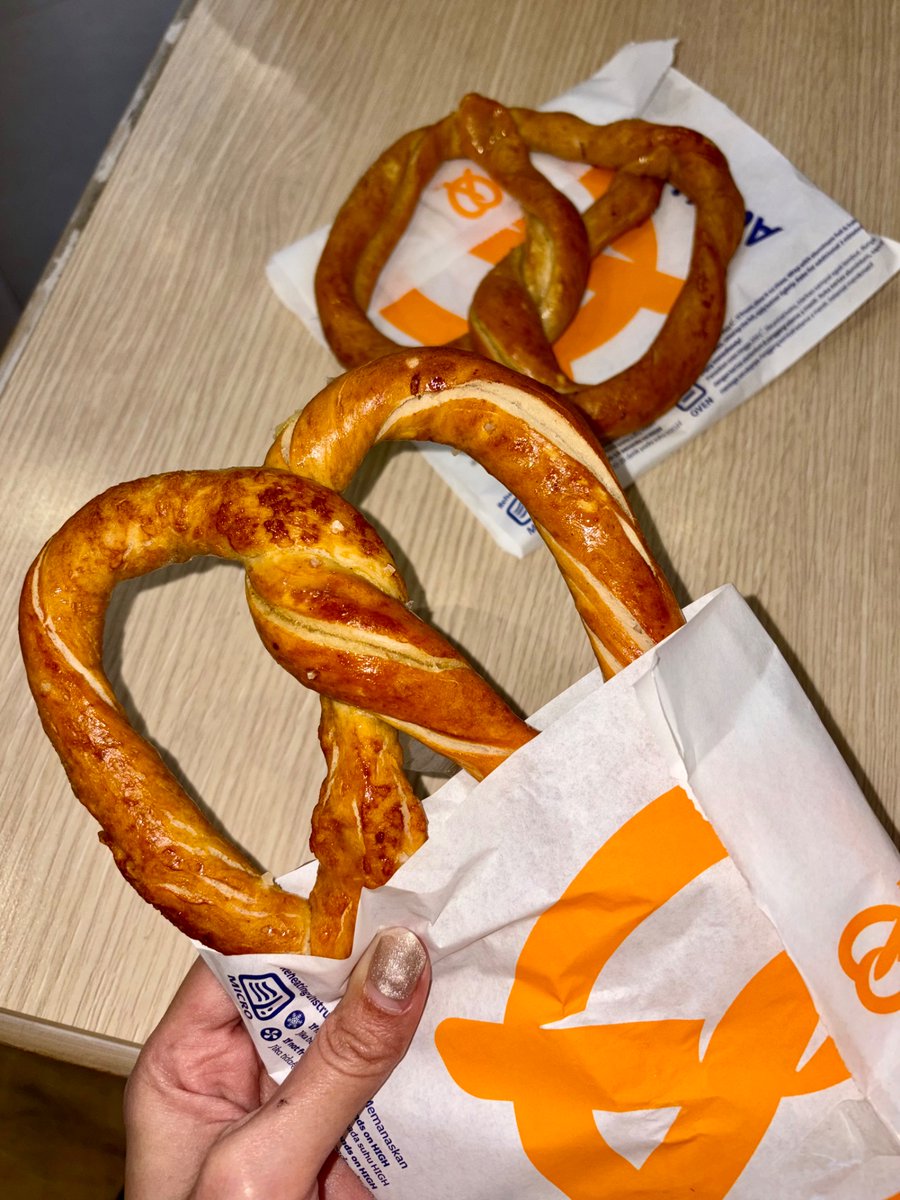 piteeto's tweet photo. jajan dulu 🥨 https://t.co/xLRNPSPIR0