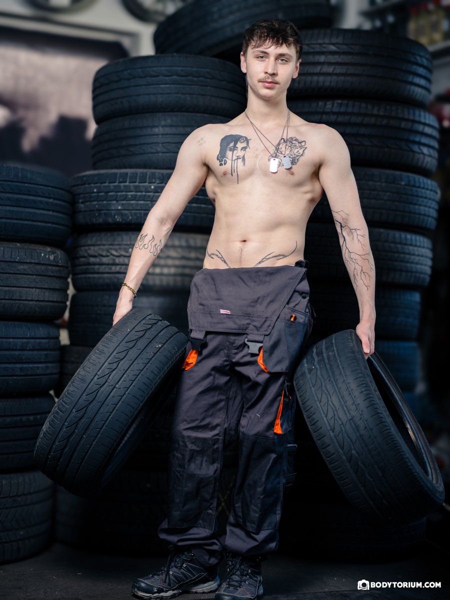 bodytorium's tweet photo. Jakub 🛹⚙️
Skater boy and car mechanic Jakub... inspired by Herb Ritts' "Fred With Tires".

#MaleBody #NudePhotography #NakedMen https://t.co/tHgqiNRFDj