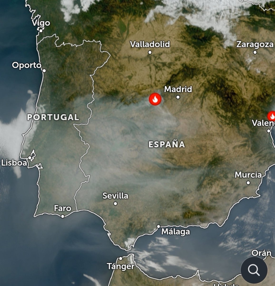 Batallont15's tweet photo. 🌫️ Extremadura ha amanecido hoy con humo procedente de los incendios de Madrid y Ávila. En nuestra comunidad NO hay ningún incendio activo. [27/07/2026 - 10:30h]

​🟡 La calidad del aire es buena, pero puede afectar a grupos sensibles (personas con astma, problemas respiratorios, niños o ancianos).
​Recomendaciones:

▫️ Reduce la actividad física intensa al aire libre si sientes molestias.
▫️ Mantén ventanas cerradas si el olor a humo es intenso.
▫️ Si notas irritación de garganta o dificultad para respirar, permanece en interiores.

​📞 Si ves humo directo o fuego en zona forestal de Extremadura, avisa de inmediato al 112.