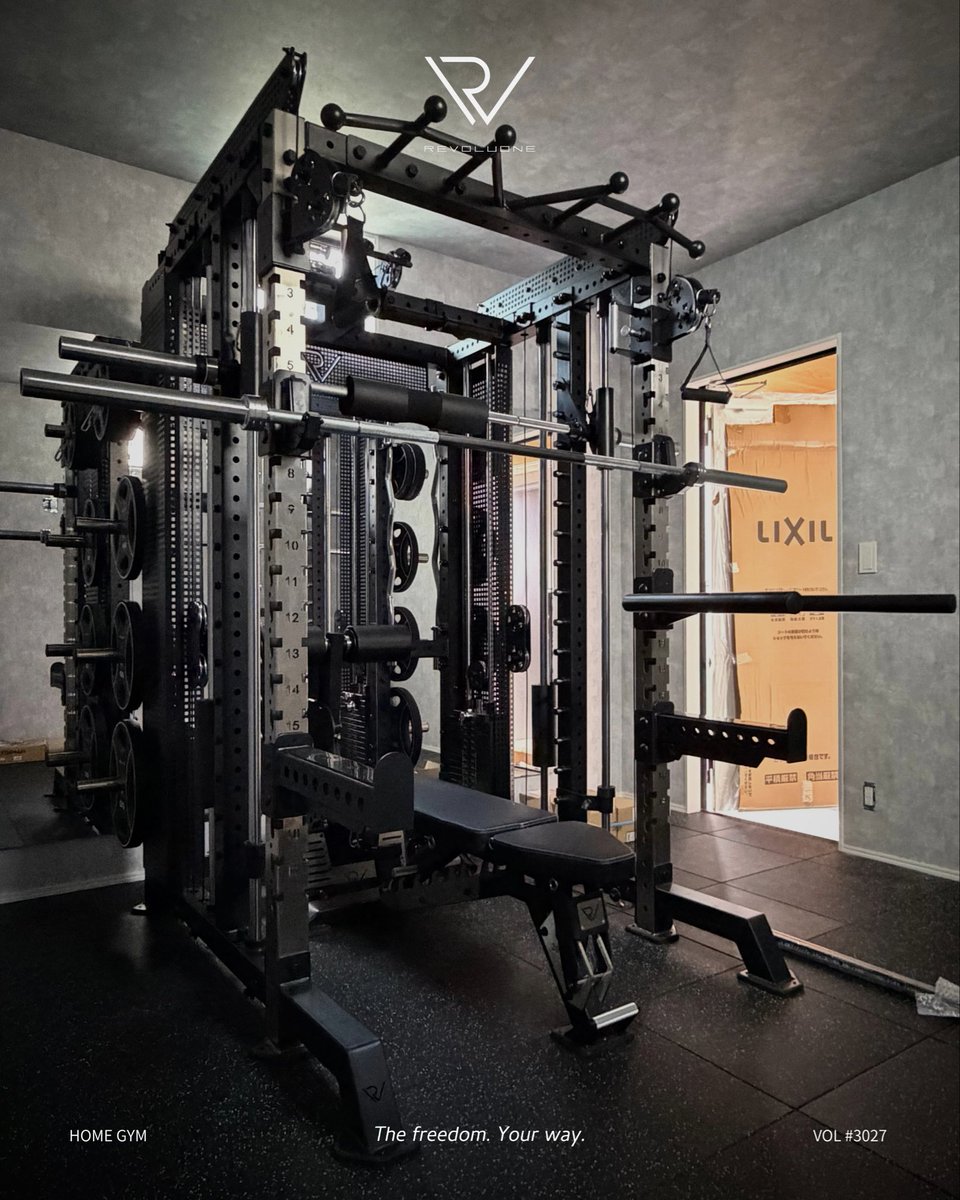 revoluone's tweet photo. この度、茨城県つくば市にて、ホームジム制作のため、ご導入させていただきました。 

《導入機器》

［R630 オールインワンラック］ 
ハーフラックを基軸に、ラットプル・ローイング・スミス・ケーブルを一体化。
トレーニング環境そのものを再定義する、シリーズ最上位の複合構成。

同様の構成をご検討の方は、
ショールームにて実機体験も可能ですので、ぜひ一度ご体感ください。 

この度はご導入いただき、誠にありがとうございました。 

［R630 オールインワンラック PRO SET］ 
モデル : SL（スナップロック）
カラー : R-1
シート : S-1

〈SET内容〉
- R630 オールインワンラック 
- アジャスタブルインクライン&デクラインベンチ 
- ラバープレート 120kg分
- EZバー1,200mm 
- オリンピックバー2,200mm 
- ラットプルバー 
- プーリーハンドル 
- ケーブルハンドル 
- トライセプスロープ
- バーベルカラー 
- バーベルパット

 ※送料・組立費用は地域や構成により異なります。
ご検討中の方は「ホームページ」または「公式ライン」より、お気軽にお問合せくださいませ。

#revoluone
#レボルワン