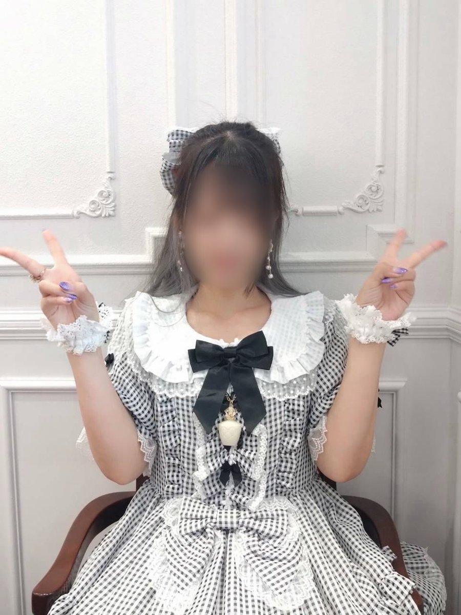 LiluRaru064's tweet photo. きょ❤︎

Fluffy Gingham Heart 着ました🫶

リボンクリップは先日セールでお迎えしてて、
MiLKの香水瓶ネックレスおろした！ https://t.co/hB4lu3qesZ