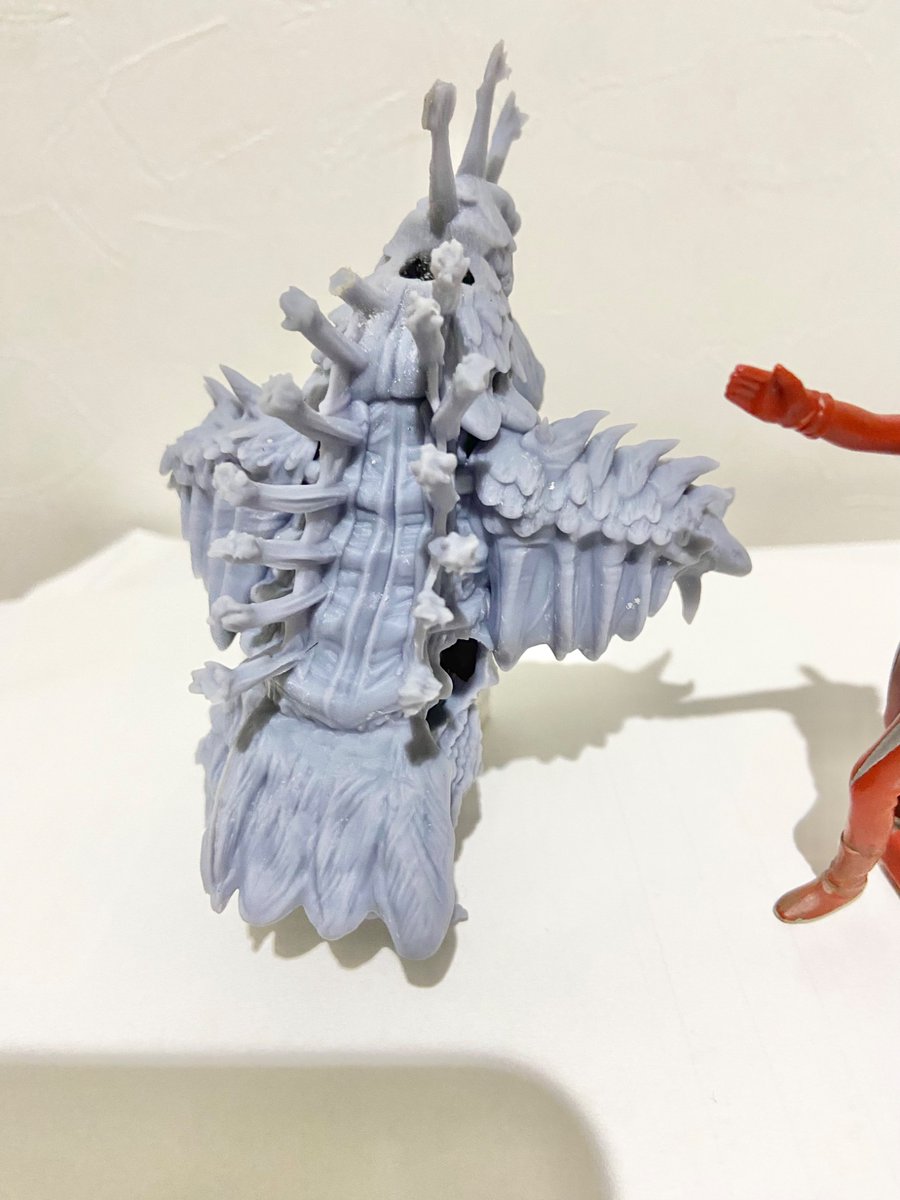 u19660717's tweet photo. 火山怪鳥バードン、試しに小さく出力してみました。
昔のＤGのウルトラマンタロウといいサイズです。
（タロウの役者さんは背が高いので）
・・・・が！問題点はやまづみだなあ。
ほっぺた片方ないし。
まあいいや、ケムジラがおいしくてほっぺた落ちたことにしよう。 https://t.co/AZnIPtqa8A