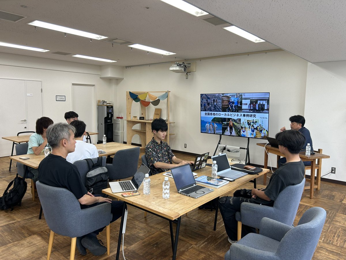 emc_akimoto's tweet photo. 前期のゼミラストは、TURNSのプロデューサーの堀口さんにお話を伺いました‼️
地域に入るときに大切なのは能力ではなく、「頼ること」「謙虚さ」「好奇心を持って飛び込むスタンス」だというお話が印象的でした✨
私自身も、想いを形にできる人になりたいと思いました！

#秋元ゼミ
#TURNS https://t.co/qjAyfyK26k