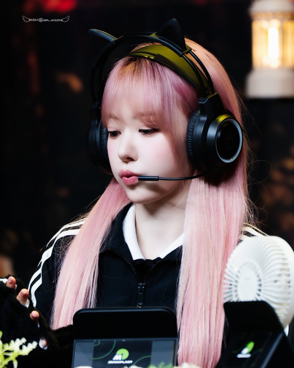 iam_wizone's tweet photo. 260722 뮤직플랜트                  

🐱🎧🖤

#LE_SSERAFIM #르세라핌 
#宮脇咲良 #SAKURA #사쿠라 
#sakumail https://t.co/jyCglCkMeP