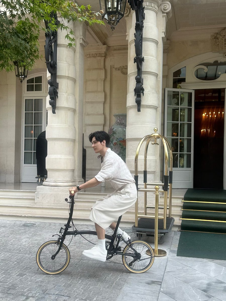 GongJun_Korea's tweet photo. @LouisVuitton @Pharrell 26.07.27 공준 인스타
🐶Absorbing every lovely moment in Paris.
#TDF202
#공준 #龚俊 https://t.co/D8rbiIQciM