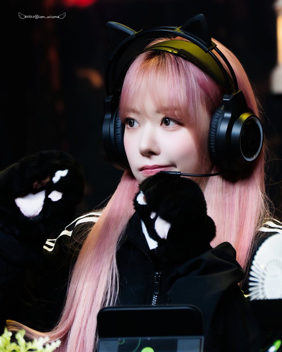 iam_wizone's tweet photo. 260722 뮤직플랜트                  

🐱🎧🖤

#LE_SSERAFIM #르세라핌 
#宮脇咲良 #SAKURA #사쿠라 
#sakumail https://t.co/jyCglCkMeP