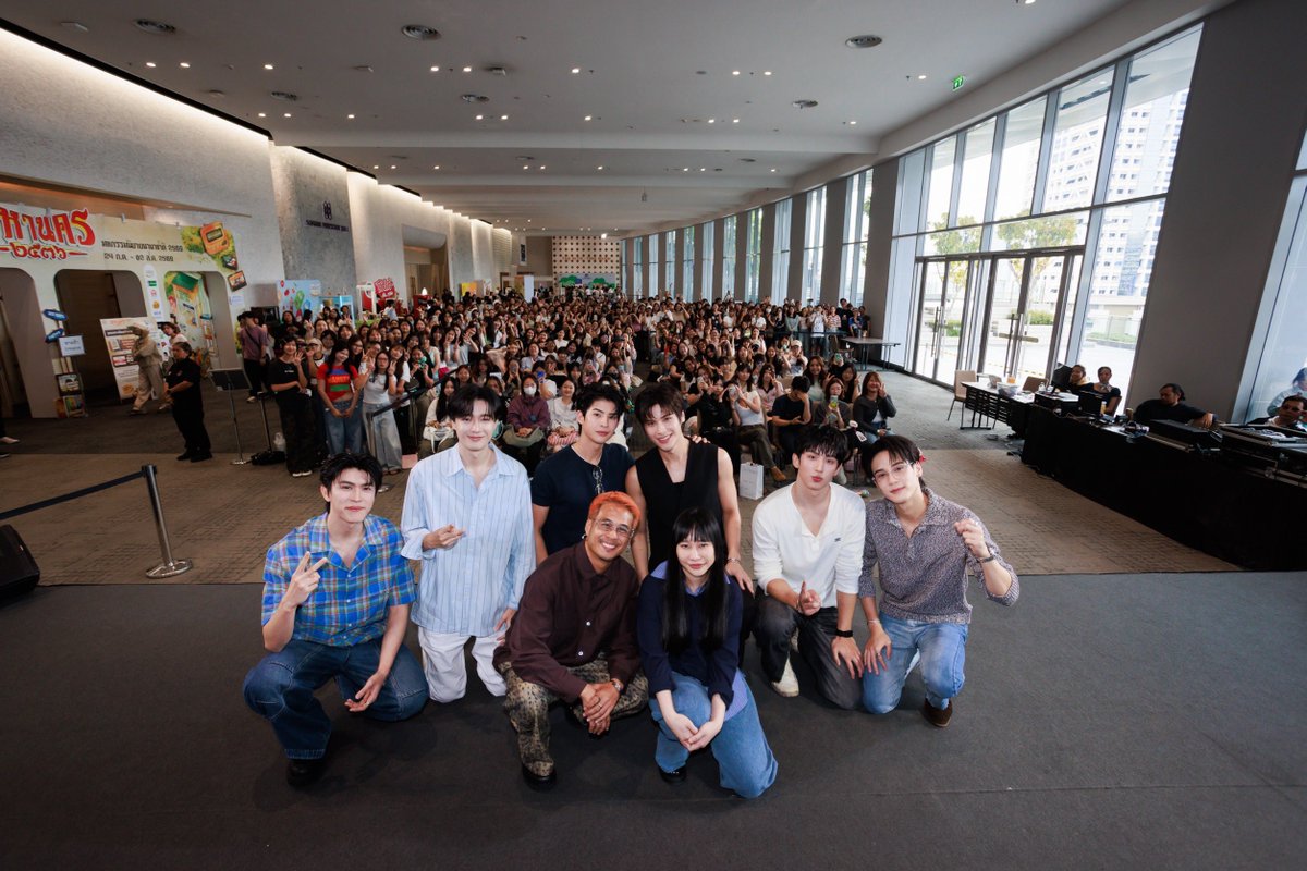 GmmtvShop's tweet photo. นำภาพบรรยากาศของแก๊ง Roomate Chaos หอในหัวใจวุ่นรัก พร้อมด้วยนักเขียน และผู้กำกับในงานมหกรรมนิยายนานาชาติ 2026 มาฝากทุกคน ฝากติดตามกันด้วยน้า

@mmarkpkk @Tpkkrubs @save_saisawat @francnrp @swensurf @javabh28

#RoommateChaos
#GMMTV https://t.co/5x5azhTLYa