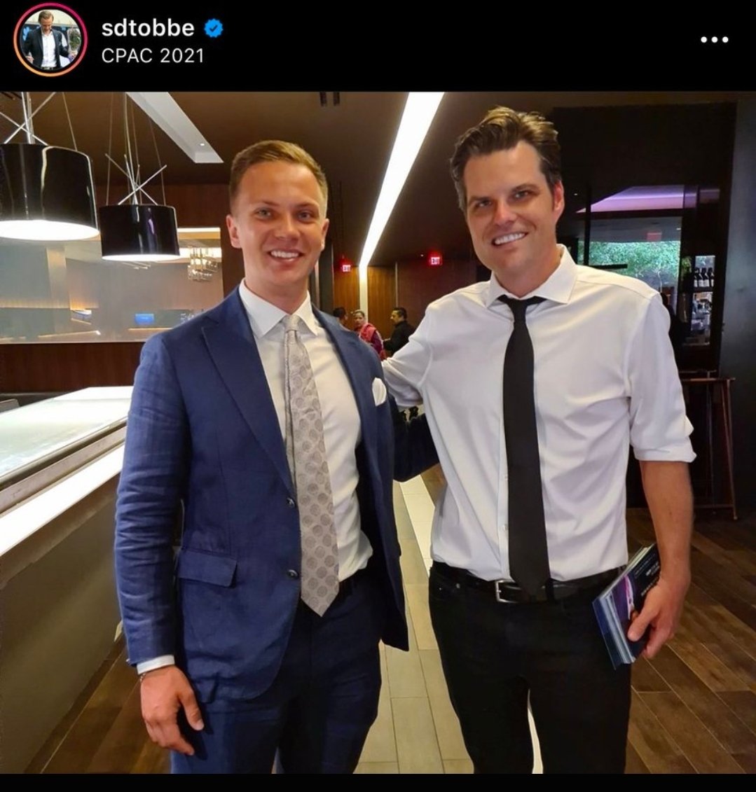 megakjell's tweet photo. Tobbe har alltså bott med en pedofil som han fortfarande umgås med, tagit med en annan 40-årig pedofil till grillfest med Ungsvenskarna (!) och samarbetat nära med en tredje som precis avgick från riksdagen pga barnporr.

Och på bilden så gullar han med en fd kongressmannen som är åtalad för trafficking av minderåriga och som täckt upp för kollegor som hittat minderåriga flickor åt honom och sig själv?

Det säger ju onekligen en hel del om Tobbe om man ska använda hans egen argumentation.