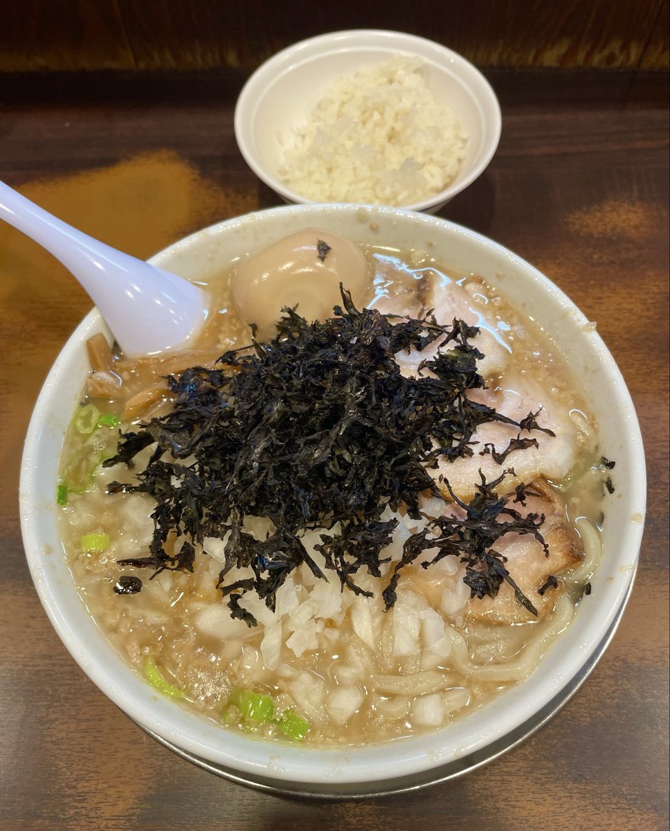 2M434aBrvPfrnhi's tweet photo. 本日は仕事終わりに蒲田にあるこちらへ🎶

【らーめん 潤 蒲田店】🍜✨　

背脂補給をしに新潟燕三条背脂ラーメンのお店へ🥹❤️

◯得ラーメン（玉ねぎ多め、背脂多め）＋半ライス🍚✨

◯得は全部乗せラーメンになりますね〜☺️✨

スープは節が効いた醤油スープに背脂がたっぷり浮いてますね〜🤤💕

不足していた塩分と背脂の同時接種完了です🤭🎶

麺はモチモチの太麺で食べ応え抜群でボリュームもあります👍✨

岩海苔は油やスープを吸ってめちゃくちゃ美味しいですねー😍✨
ご飯に乗せて背脂スープをかけて食べると最高過ぎる❣️

玉ねぎもシャキシャキで甘くて良いアクセントになりますね〜🤭🎶

今日も最高に美味しい一杯ご馳走様でした🙏✨

#燕三条ラーメン
#背脂