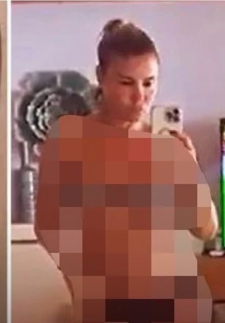 Mucizane's tweet photo. Fatma Soydaş'ın suçu ne ? 
"Müstehcen" içerikli yayınlar!

Gülben Ergen peki ?
Teşhir ve müstehcenlik değil mi bu ? https://t.co/ZcC5uhV98d