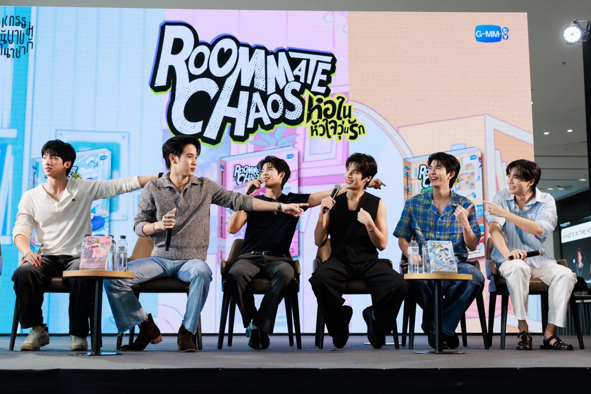 GmmtvShop's tweet photo. นำภาพบรรยากาศของแก๊ง Roomate Chaos หอในหัวใจวุ่นรัก พร้อมด้วยนักเขียน และผู้กำกับในงานมหกรรมนิยายนานาชาติ 2026 มาฝากทุกคน ฝากติดตามกันด้วยน้า

@mmarkpkk @Tpkkrubs @save_saisawat @francnrp @swensurf @javabh28

#RoommateChaos
#GMMTV https://t.co/bxinrsQfHd