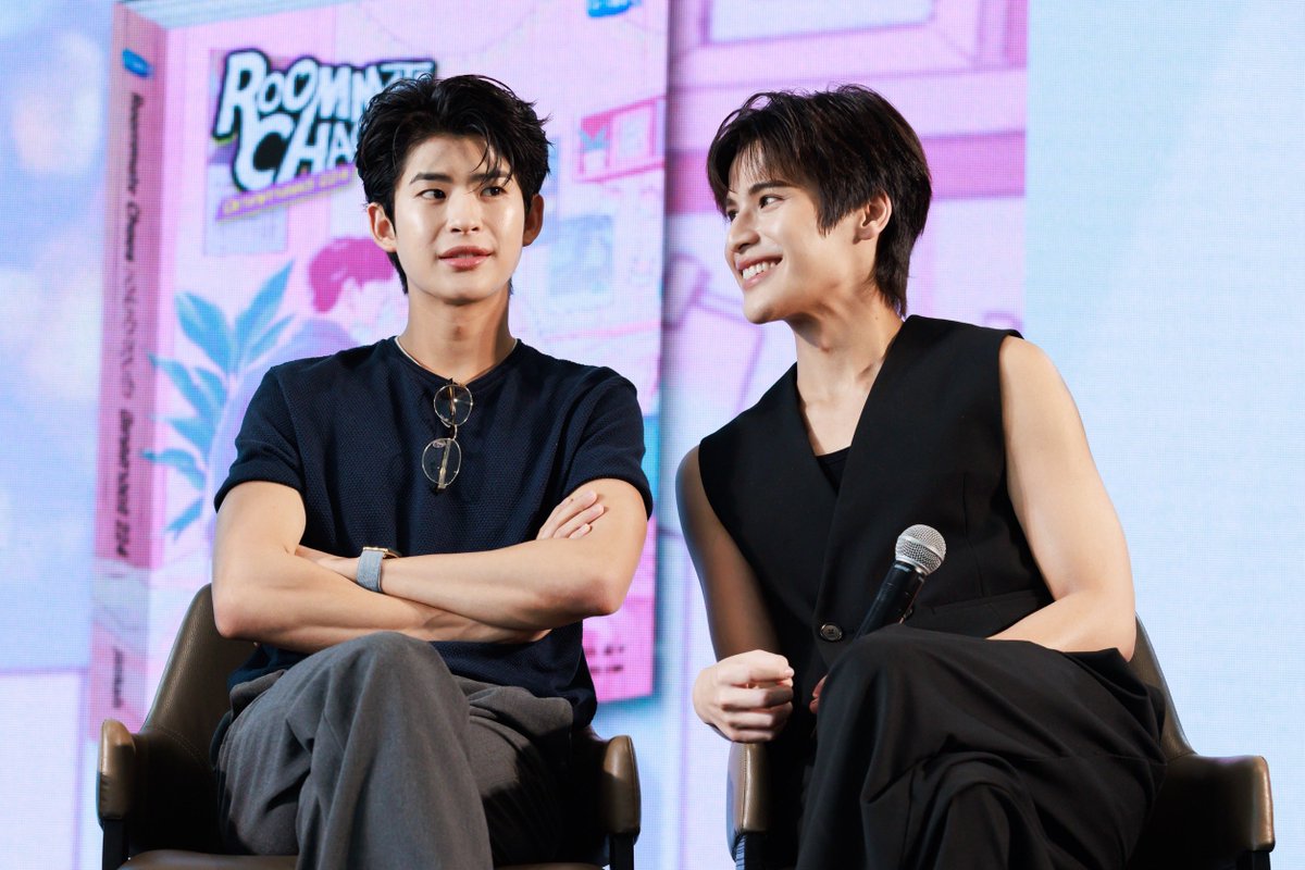 GmmtvShop's tweet photo. นำภาพบรรยากาศของแก๊ง Roomate Chaos หอในหัวใจวุ่นรัก พร้อมด้วยนักเขียน และผู้กำกับในงานมหกรรมนิยายนานาชาติ 2026 มาฝากทุกคน ฝากติดตามกันด้วยน้า

@mmarkpkk @Tpkkrubs @save_saisawat @francnrp @swensurf @javabh28

#RoommateChaos
#GMMTV https://t.co/bxinrsQfHd