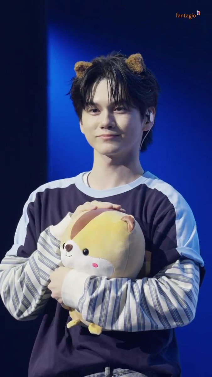 Kpopidol_closet's tweet photo. [ 260725 옹성우 옷, 패션 정보 ]
<Let's go-ONG!> 팬미팅

💚옹성우
• 브랜드: 헬로선라이즈 [Hello Sunrise]
• 제품 (상의): HS Longboard Tee / Navy

➡️https://t.co/AW33GWBIqm

#옹성우 #ONGSEONGWU #위로 #WELO #레츠고옹 #LetsgoONG https://t.co/rAg0B4zXXa