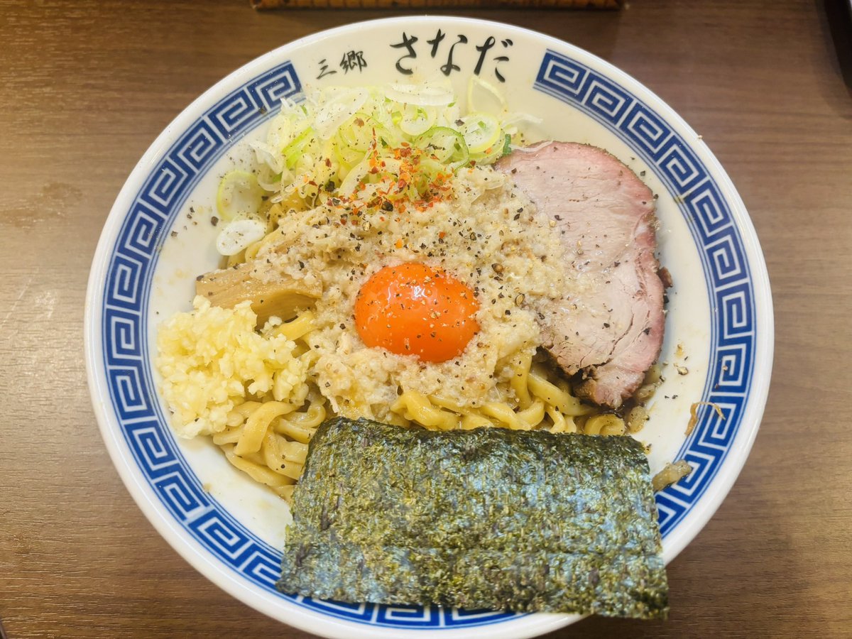 sanada_misato's tweet photo. 夜は月曜夜なので【背脂そばさなだ】として背脂そばのご提供がございます🌟（本日からウーバーやります）
中盛は無料で本日より、山原産のシークヮーサーもお選びいただけます🍋‍🟩
背徳の炙りチーズ飯や今月まで100円の食べる海老辣油もございます❗️
冷やしもあるのでぜひご来店をお待ちしてます😌 https://t.co/623aP5IYmN