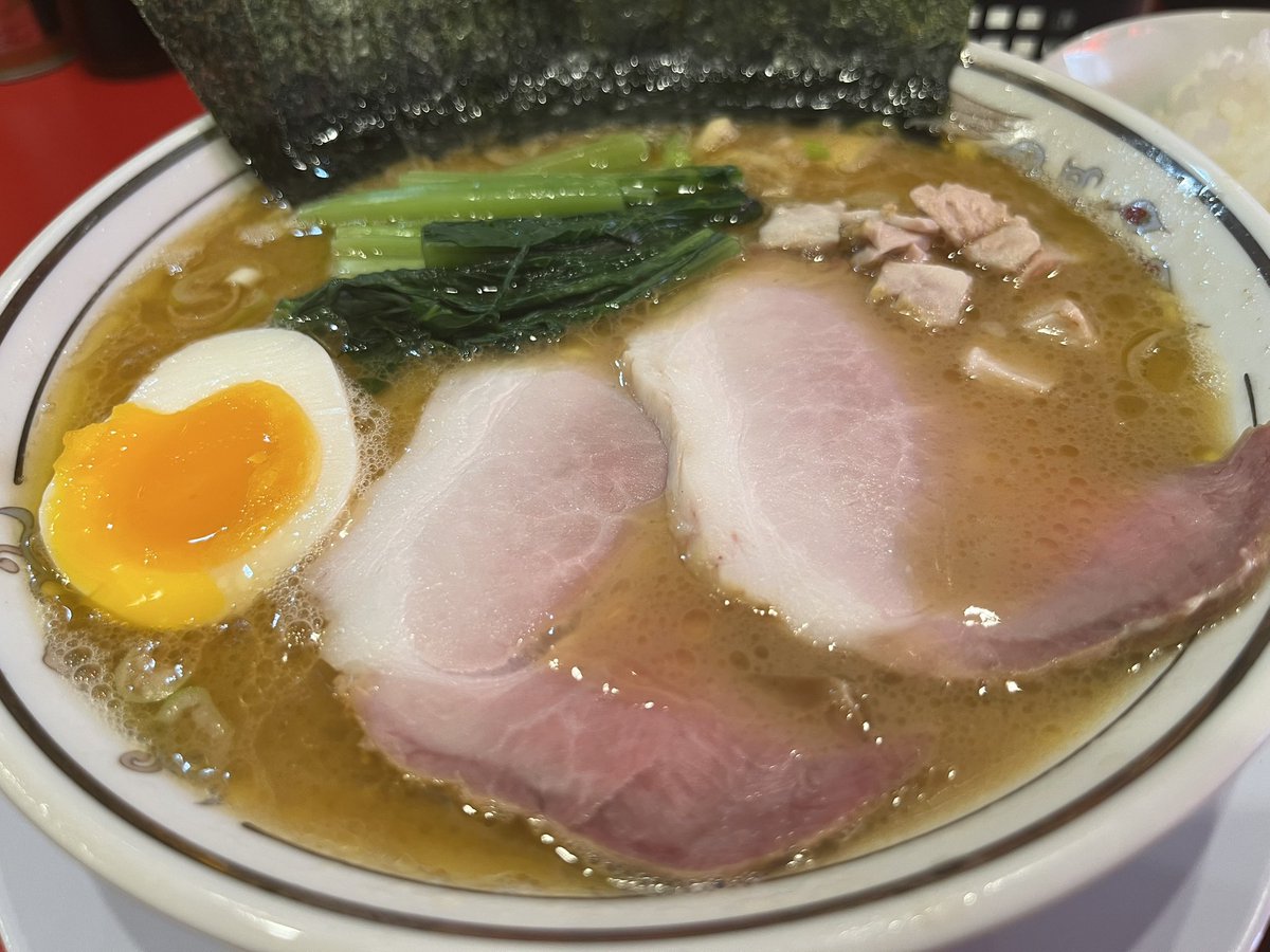 _habit__'s tweet photo. (大阪:鶴橋)家系ラーメン 船場家
上チャーシューメン 1300円
(ランチ)ライス150g 無料
固め、濃いめ、多め
(184)
スープが冷めるからとチャーシュー別皿にしてくれた。
マイルド目でまろい鶏豚骨スープ。濃いめでも優しい。
小麦感の強い麺で他店とも違う食感。
接客含め丁寧で上品な感じでおいしい。 https://t.co/z6nv6g8SQg
