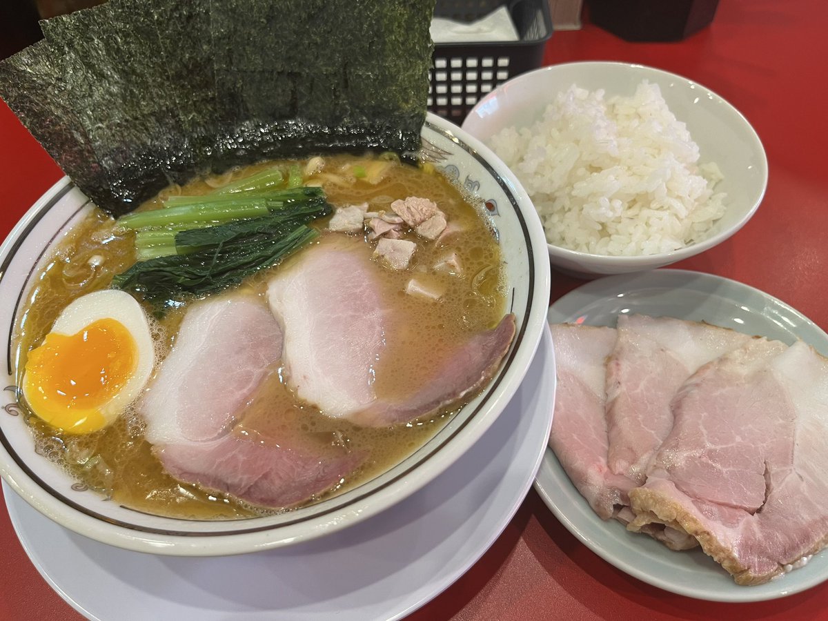 _habit__'s tweet photo. (大阪:鶴橋)家系ラーメン 船場家
上チャーシューメン 1300円
(ランチ)ライス150g 無料
固め、濃いめ、多め
(184)
スープが冷めるからとチャーシュー別皿にしてくれた。
マイルド目でまろい鶏豚骨スープ。濃いめでも優しい。
小麦感の強い麺で他店とも違う食感。
接客含め丁寧で上品な感じでおいしい。 https://t.co/z6nv6g8SQg