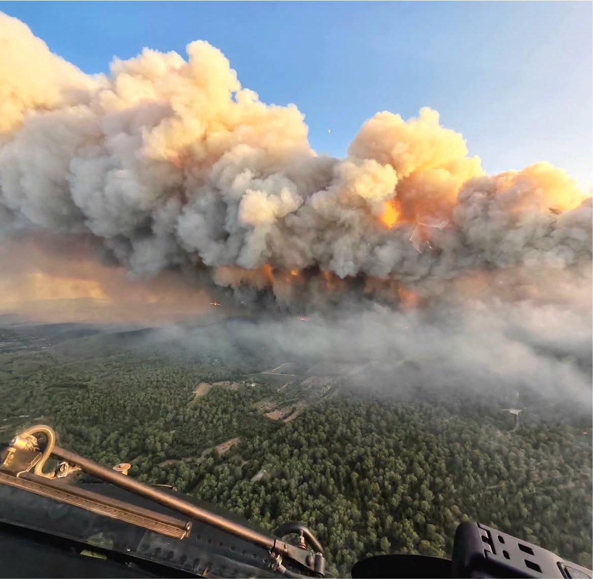 airplusnews's tweet photo. ❤️ Force aux Pompiers, aux Forces de l’ordre, aux agriculteurs, aux militaires, à la Protection Civile, au génie civil, aux Maires et aux habitants de Gironde, du Var, des Landes et de Corse 🇫🇷 

photos Steve Le Clech https://t.co/UWALZtySQA
