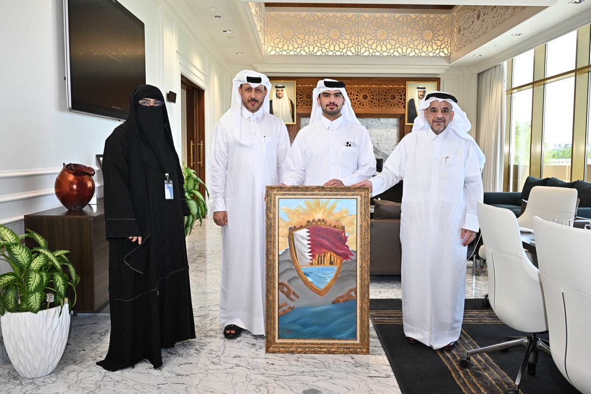 QU_President's tweet photo. تظل التجارب التي تمر بها الأوطان مصدرًا لإبداعات فنية تحفظ تفاصيلها وتستحضر معانيها للأجيال القادمة.
سعدت بلقاء الطالب جاسم بوكربل من كلية التربية، وأشكره على عمله الفني "صمود لا ينكسر" الذي يعكس جانبًا من إبداع طلبتنا وتميزهم. والشكر موصول إلى أساتذته وكلية التربية على جهودهم في صقل مواهب الطلبة وتنمية قدراتهم الإبداعية.

#جامعة_قطر