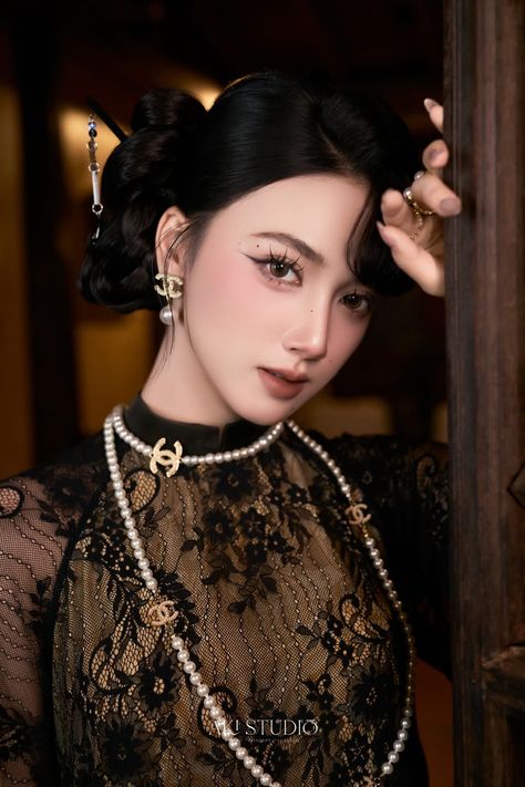 andreps8805's tweet photo. Channeling vintage glam lace, pearls, and flawless makeup in a timeless portrait
xRoB https://t.co/aOiWH8OdDj