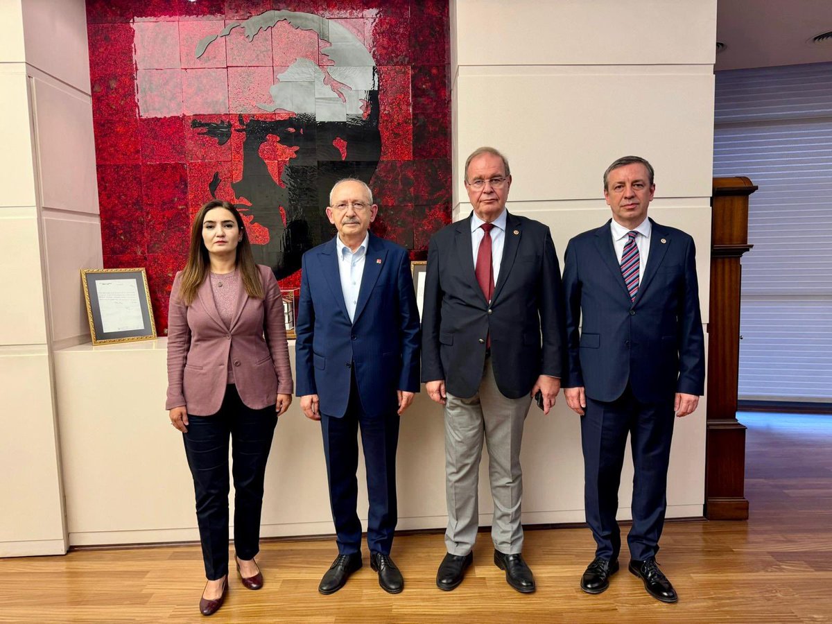 AvAliDvrmAn's tweet photo. 79 yaşında Parti Başkanı
72 yaşında Grup Başkanı

Hırs ve ihtiraslarınız yerin dibine batsın
Bir salın artık bu milleti Allah Aşkına... https://t.co/ICiOnJQj7J