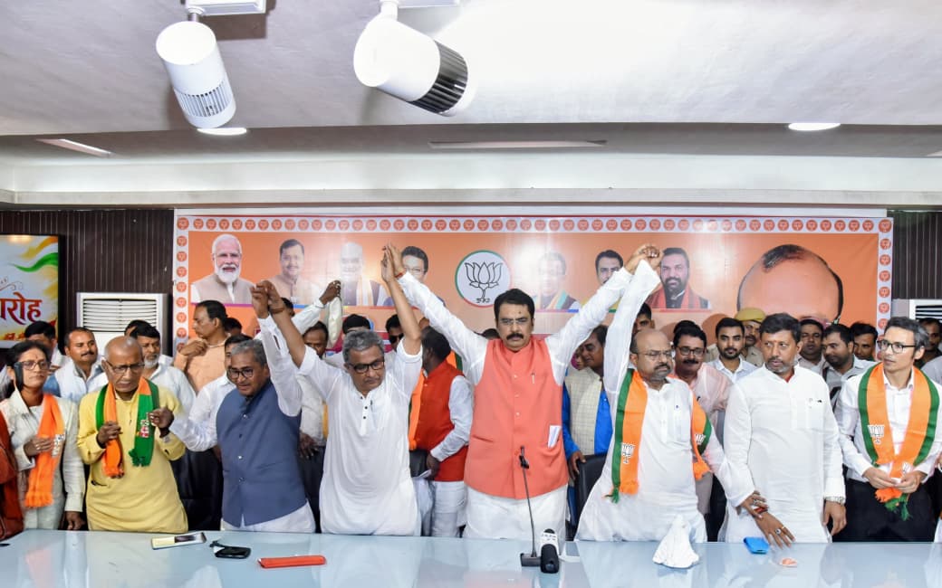 BJP4Bihar's tweet photo. माननीय प्रदेश अध्यक्ष श्री @sanjay_saraogi जी के द्वारा विभिन्न दलों के वरिष्ठ नेतागण को भाजपा का सदस्यता ग्रहण कराते हुए...

https://t.co/5gmMIOrSgf

#NDA4Bihar #BJP4Bihar https://t.co/zFarJbXSVw