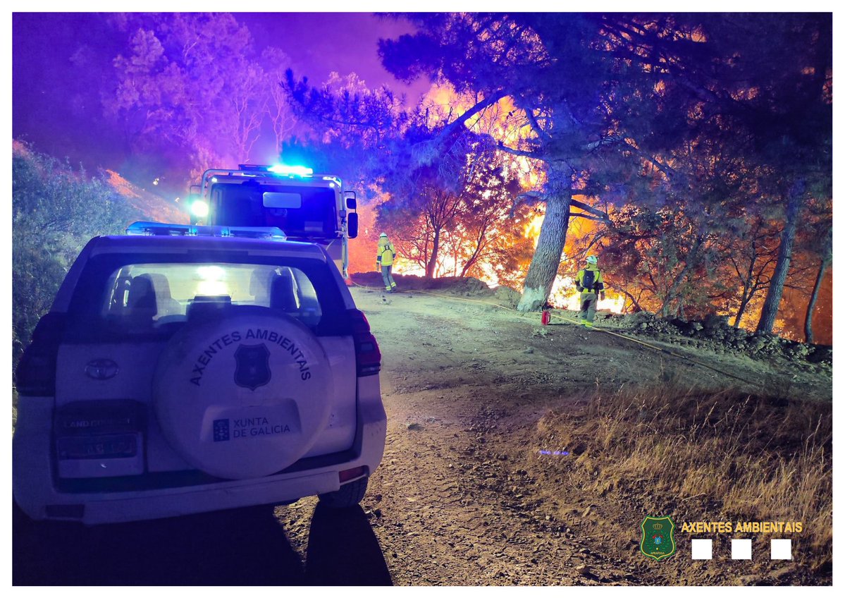 APRAFOGA's tweet photo. Novas imaxes que nos chegan desta mesma noite. O operativo galego mantense despregado no terreo, loitando contra o #lume de maneira infatigable. Todo o noso ánimo e forza para todos os compañeiros que están a traballar en primeira liña! 🚒🔥🌲 https://t.co/jnRt6aKres