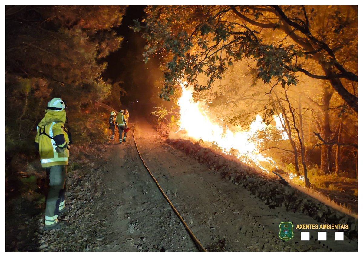 APRAFOGA's tweet photo. Novas imaxes que nos chegan desta mesma noite. O operativo galego mantense despregado no terreo, loitando contra o #lume de maneira infatigable. Todo o noso ánimo e forza para todos os compañeiros que están a traballar en primeira liña! 🚒🔥🌲 https://t.co/jnRt6aKres