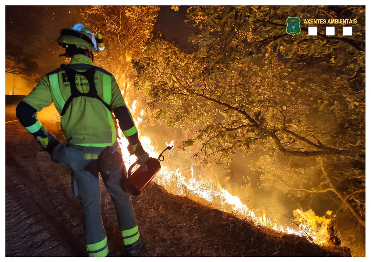 APRAFOGA's tweet photo. Novas imaxes que nos chegan desta mesma noite. O operativo galego mantense despregado no terreo, loitando contra o #lume de maneira infatigable. Todo o noso ánimo e forza para todos os compañeiros que están a traballar en primeira liña! 🚒🔥🌲 https://t.co/jnRt6aKres