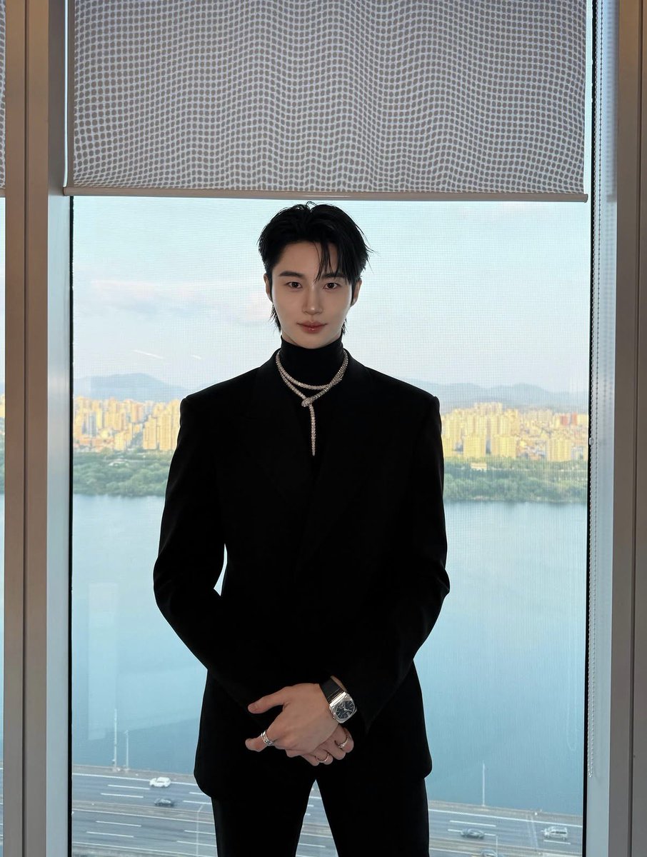 inmyheyday_'s tweet photo. #ByeonWooSeok in Bvlgari jewelry ︎❤︎ https://t.co/VnK7MYZ7tg