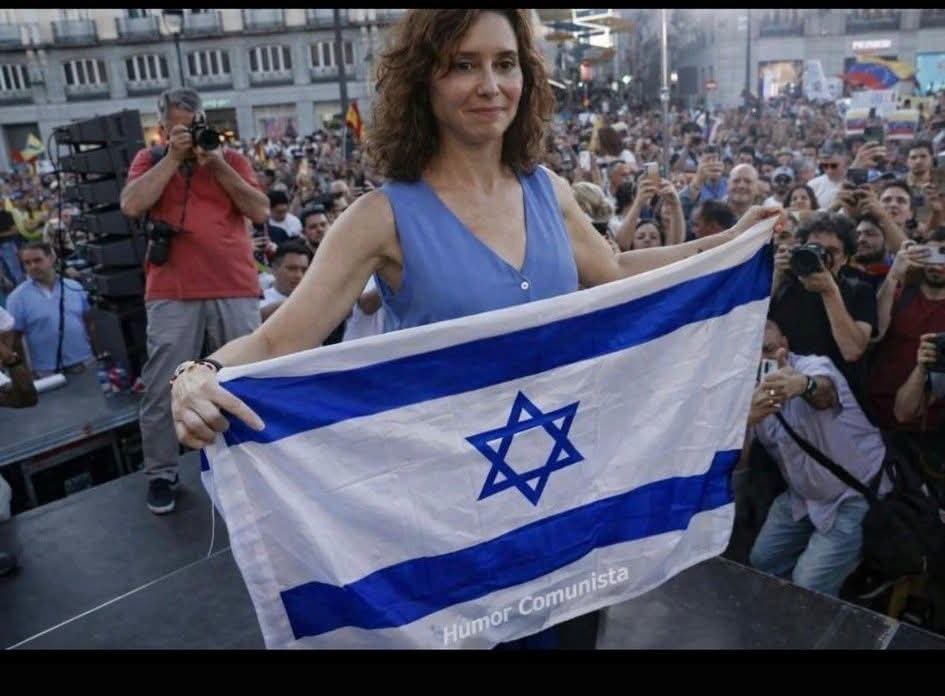 ELTOLAVARA6's tweet photo. Ésta foto demuestra que Ayuso no siente nada por los Miles de niños ASESINADOS Y MUTILADOS por su amigo Netanyahu.. Sólo los Monstruos se fotografían con ése TRAPO. https://t.co/4lJozAVWoT