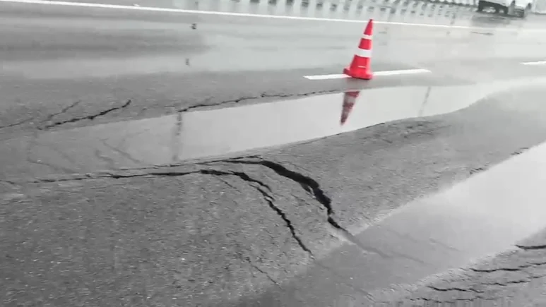 ndtv's tweet photo. Rs 4,200-Crore Expressway Develops Cracks 12 Days After Inauguration In UP https://t.co/wXabDDH4RS https://t.co/avrdycN7fM