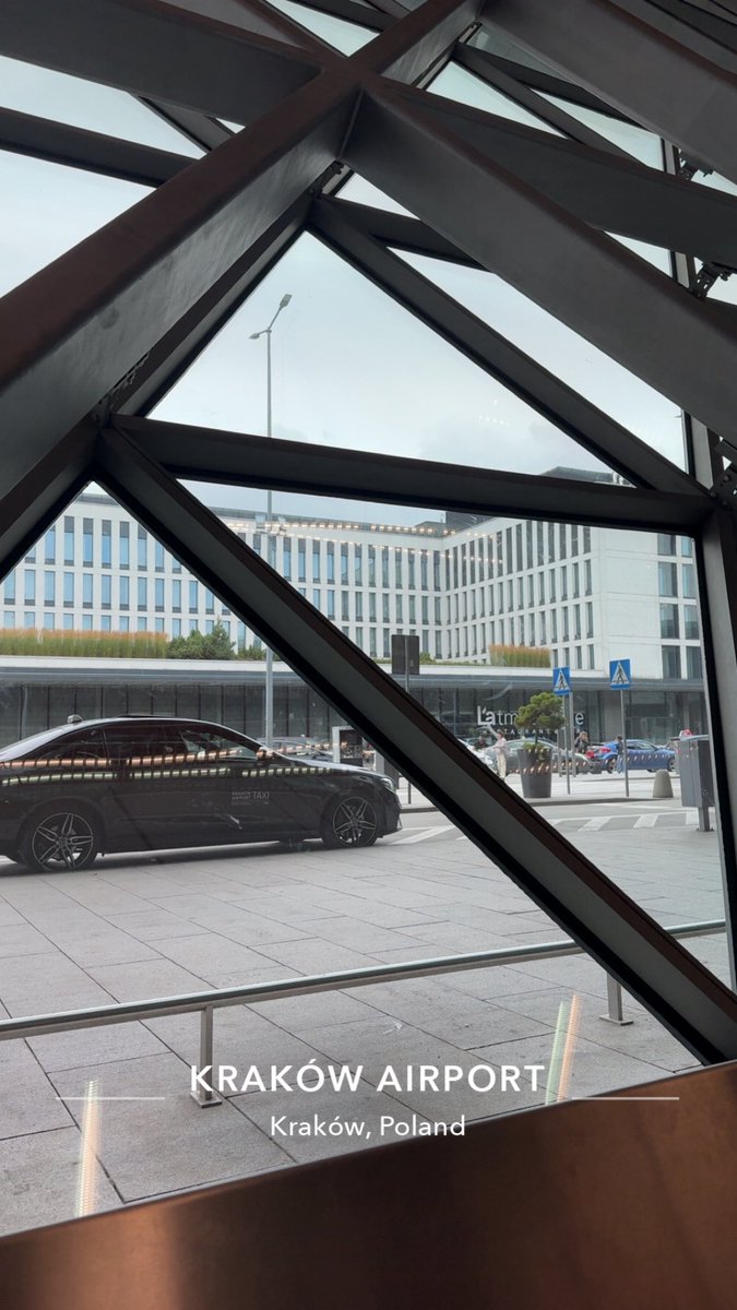 mg_cvv's tweet photo. ✈️ انتهت رحلتي إلى بولندا.. وهذه كانت تجربة العودة من كراكوف 🇵🇱 إلى الرياض 🇸🇦

وصلت مطار كراكوف قبل الرحلة بـ 4 ساعات.
أول خطوة كانت تسليم السيارة إلى سيكست، وتم فحصها ولله الحمد بدون أي ملاحظات أو أضرار. ✅

بعدها توجهت إلى كاون��ر طيران ناس @flynas ، وكانت إجراءات إصدار بطاقة الصعود سلسة، بالاضافة الى شحن الشنط والتعامل كان مميز 🩵.

ثم مريت على التفتيش الأمني، وكان سريع وسلس.

آخر محطة كانت الجوازات، وهنا كان فيه تأخير بسيط بسبب نظام البصمة الجديد.

الموظف سألني سؤالًا واحدًا فقط:
"في أي فندق سكنت؟"
واعطيته فندق واحد وسجله في النظام

🚨 ولاحظت أن بعض المسافرين قالوا إنهم سكنوا في عدة فنادق، فطلب منهم الموظف ذكرها كلها.
💡 نصيحتي: إذا سألك عن الفندق، اذكر اسم الفندق الذي سكنت فيه، ولا تدخل في تفاصيل كثيرة إذا لم تُطلب منك.

بشكل عام، كانت رحلتي إلى بولندا تجربة جميلة جدًا، وإن شاء الله خلال الأيام القادمة راح أشارككم كل التفاصيل، من الإيجابيات والسلبيات إلى أهم النصائح اللي تمنيت أعرفها قبل السفر. 🇵🇱❤️