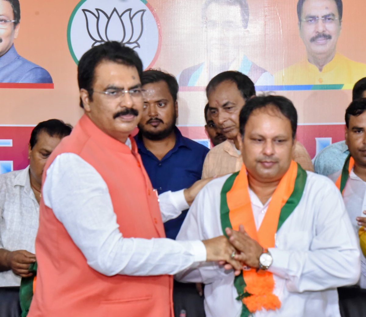BJP4Bihar's tweet photo. माननीय प्रदेश अध्यक्ष श्री @sanjay_saraogi जी के द्वारा विभिन्न दलों के वरिष्ठ नेतागण को भाजपा का सदस्यता ग्रहण कराते हुए...

https://t.co/5gmMIOrSgf

#NDA4Bihar #BJP4Bihar https://t.co/zFarJbXSVw