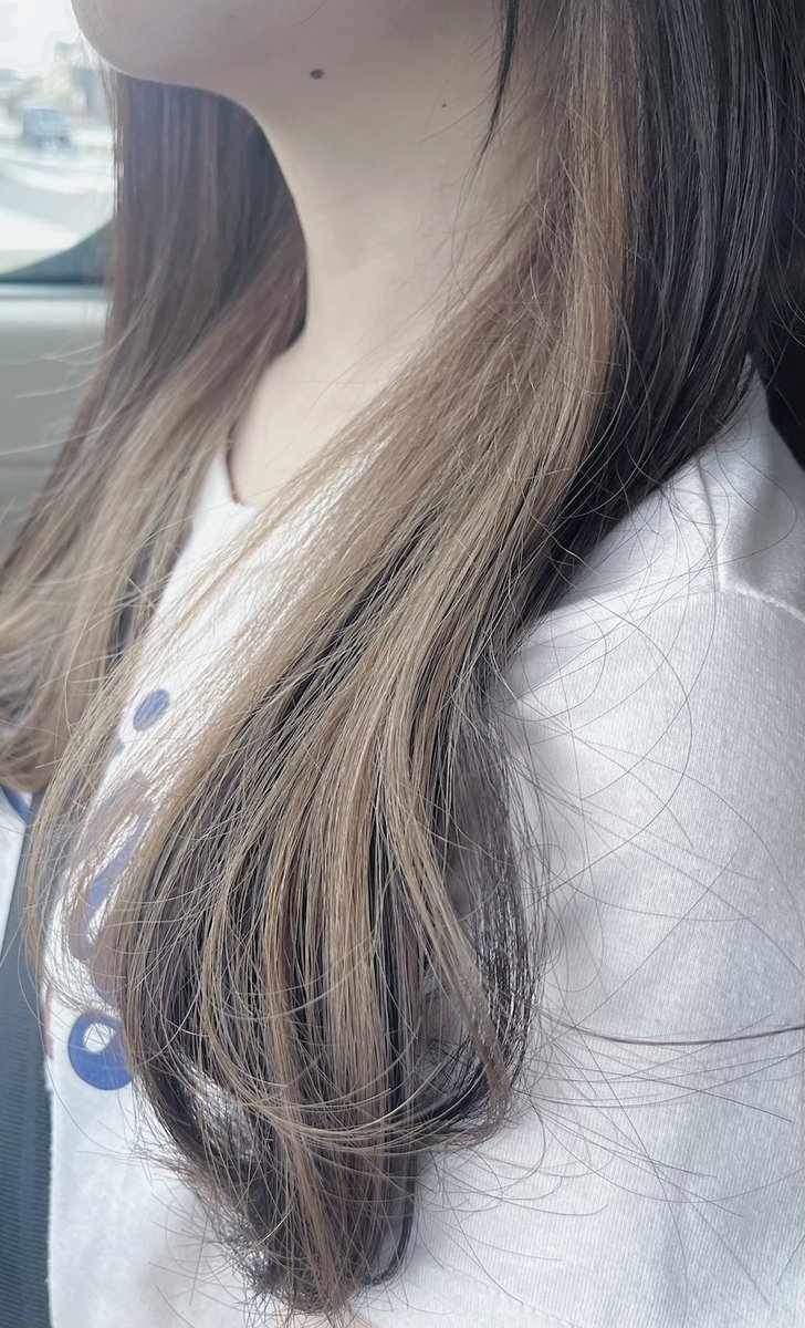 miiichi_tkd's tweet photo. 定休日にお店を借りて娘のインナーカラーやってきた。
推しのライブ参戦のために推しと同じ色に。

そして仕事の時はお団子ヘアに隠せるようにインナーの根元3cmあけてブリーチしてみたら大正解だった。完璧に隠せる。
4時間頑張ったおちんぎんが欲しい(´･_･`)凸 https://t.co/W9cQ7PNQ22