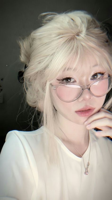 AndLucap's tweet photo. Soft glam vibes with oversized glasses and sunlit skincozy chic selfie for the feed
Lch https://t.co/0X4bqsFDRJ
