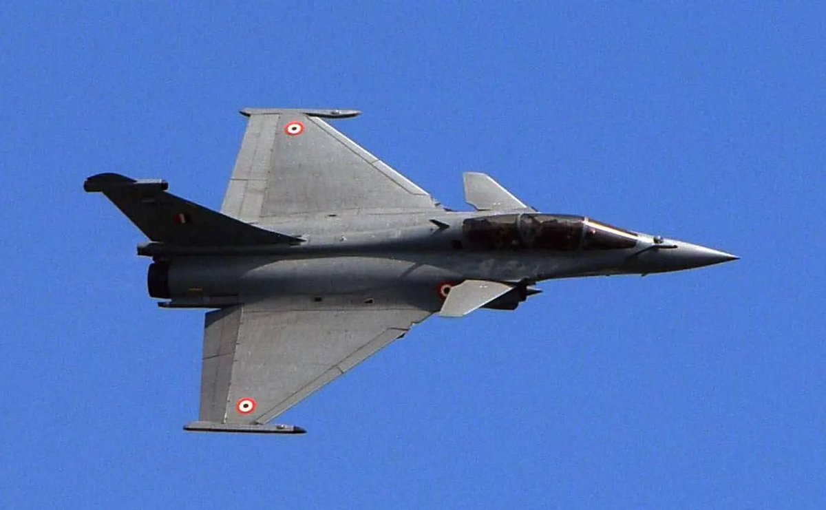 JohnnyBaudelai2's tweet photo. Vitesse d'un Canadair : 300 km/h👎
Vitesse d'un Rafale : 1900 km/h👍

Traduction : un Rafale pourrait effectuer 6 fois plus de rotations au-dessus des incendies pour tenter de les éteindre💦🔥

Et pourtant : devinez quel avion les amis de Mr Macron envoient au feu ?

Honteux😡 https://t.co/tfgKgYAzRC