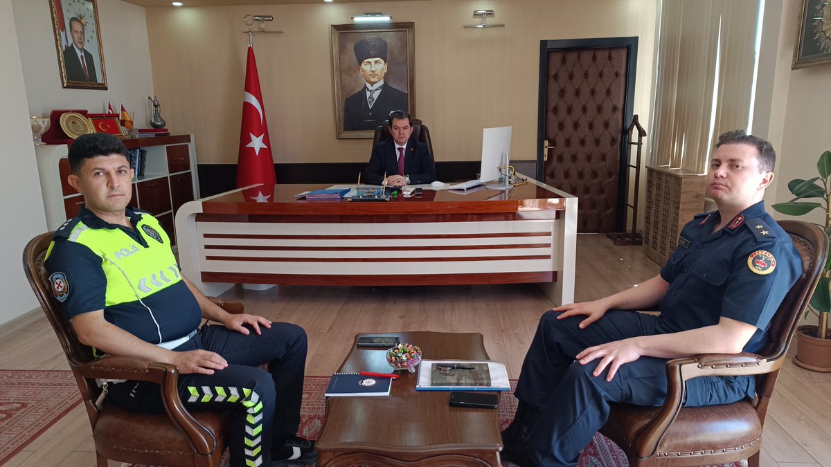 Skochisar_Kymkm's tweet photo. 📍 Asayiş Toplantısı 💫✨

✅ Haftayı asayiş toplantısı ile açıyoruz. Kaymakamımız Sayın Dr. Taner Tengir başkanlığında, İlçe Jandarma Komutanı Sayın J.Ütğm. Ahmet Metehan Akar ve İlçe Emniyet Müdür V. Sayın Tayfun Kılınç'ın katılımıyla haftalık asayiş toplantısı gerçekleştirildi https://t.co/CSDCDzRMY5