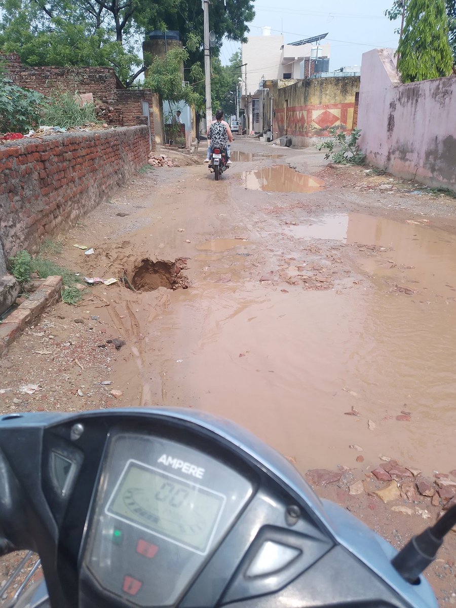 Kushalm35283895's tweet photo. @mopr_goi @MoRD_GoI @LalanSingh_1 @ChouhanShivraj @OfficeofSSC @myogiadityanath @myogioffice @oprajbhar @babyranimaurya @Drmanjuagra @DirectorUPPR @GunjanIAS #Agra #baraoliahir #road #issue #Khollakha #naglavridhwan #ganeshResidency #road to #ukharanehar kab road kab bnega https://t.co/NZbnIbIzGq