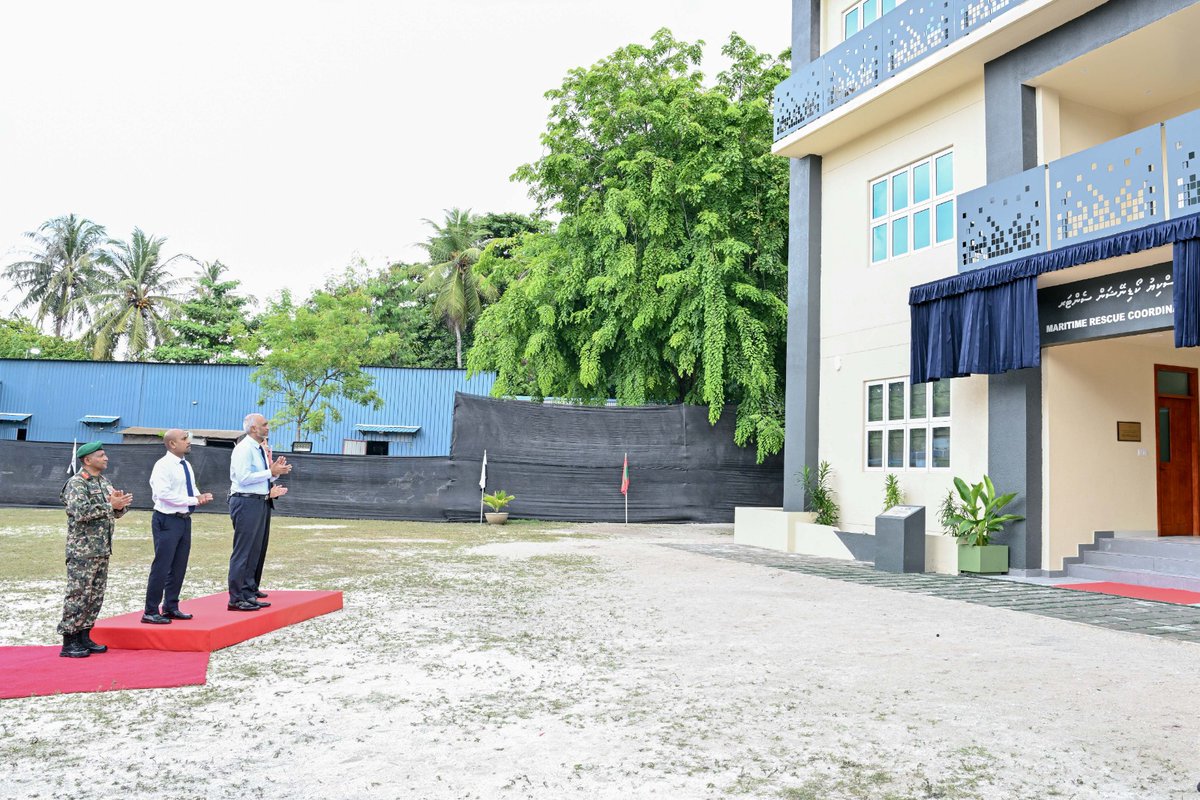 MoDmv's tweet photo. އެމްއެންޑީއެފް ކޯސްޓްގާޑުގެ މެރިޓައިމް ރެސްކިޔު ކޯޑިނޭޝަން ސެންޓަރ (އެމްއާރުސީސީ)ގެ އައު އިމާރާތް، ރައީސުލްޖުމްހޫރިއްޔާ އަދި ސިފައިންގެ އެންމެ މަތީވެރިޔާ، ޑޮކްޓަރ މުޙައްމަދު މުޢިއްޒު މިއަދު ހުޅުއްވައިދެއްވައިފި.

އެކަމަށް ޓަކައި މިއަދު ހެނދުނު ވިލިމާލޭގައި ހުންނަ އެމްއާރުސީސީގައި ބޭއްވި ޚާއްޞަ ރަސްމިއްޔާތަށް ރައީސުލްޖުމްހޫރިއްޔާ އަދި ސިފައިންގެ އެންމެ މަތީ ވެރިޔާ ވަޑައިގަތުމުން، އެމަނިކުފާނަށް މަރުހަބާ ވިދާޅުވީ ދިފާޢީ އަދި ވަޠަނީ ޚިދުމަތާ ބެހޭ ވަޒީރު، އޮނަރަބަލް ޙަސަން ރަޝީދާއި، ޗީފް އޮފް ޑިފެންސް ފޯސް، މޭޖަރ ޖެނެރަލް އިބްރާހީމް ޙިލްމީ.

މި ރަސްމިއްޔާތުގައި، އެމްއާރުސީސީގެ އައު އިމާރާތުގެ ނަން ކަޝްފުކޮށްދެއްވީ ރައީސުލްޖުމްހޫރިއްޔާ އަދި ސިފައިންގެ އެންމެ މަތީވެރިޔާ، ޑޮކްޓަރ މުޙައްމަދު މުޢިއްޒު. ރައީސުލްޖުމްހޫރިއްޔ�� ވަނީ "އެމްއާރުސީސީ އޮޕްސްރޫމް" ބައްލަވާލައްވައި، ސެންޓަރުގެ އޮޕަރޭޝަނަލް ޤާބިލުކަމާއި ވަސީލަތްތައް ބައްލަވާލައްވާފައި. އަދި މި ރަސްމިއްޔާތުގައި  އެމްއާރުސީސީ އިމާރާތުގެ ގޯތިތެރޭގައި ރައީސުލްޖުމްހޫރިއްޔާ ވަނީ ގަހެއް އިންދަވައިދެއްވާފައި.

މިއަދު ހުޅުއްވައިދެއްވި މި އިމާރާތަކީ، ޖަޕާނު ސަރުކާރުގެ ދީލަތި އެހީތެރިކަމާ އެކު 2022ވަނަ އަހަރު ބިންގާ އަޅައި، ޔުނައިޓެޑް ނޭޝަންސް އޮފީސް އޮން ޑްރަކްސް އެންޑް ކްރައިމް (ޔޫއެންއޯޑީސީ)އިން ވިލަރެސްކޮށްގެން ބިނާކުރި އިމާރާތެއް. އަދި މި އިމާރާތުން ދެވޭ ޚިދުމަތްތަކަށް ބޭނުންވާ އާލާތްތަކާއި ވަސީލަތްތައް ގާއިމްކުރުމަށް އޮސްޓްރޭލިޔާ ސަރުކާރުން ވަނީ އެހީތެރިކަން ފޯރުކޮށްދީފައި.

@MNDF_Official