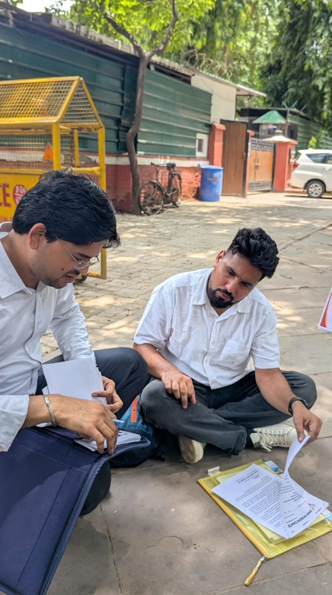 bisoi_om's tweet photo. आदरणीय चिकित्सा मंत्री @JPNadda जी आपसे मिलकर अपनी बात रखने के लिए नर्सिंग छात्र और उनके प्रतिनिधि आपके आवास पर आए हुए हैं। पिछले वर्षों में कई बार हमने "आज ही के दिन लागू हुए 80:20 काले कानून" का विरोध दर्ज कराया लेकिन कभी कोई Reply तक नहीं आया।
#blackdaynurses
#Save_male_nurses https://t.co/470sYOAghs