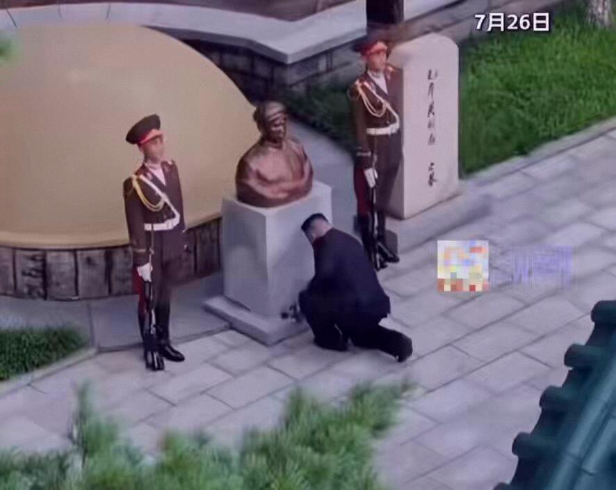 san_onrt's tweet photo. 7月26日、金正恩同志が毛沢東の息子、毛岸英さんを弔ったよ。中国の革命の先輩たちの大きな犠牲がなかったら、今の朝鮮の人々の幸せな生活はなかったって感じだね。 https://t.co/hbmVe2Dym3